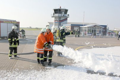 Feuerwehr übte auf dem Flugplatz in Norddeich - Bild 4