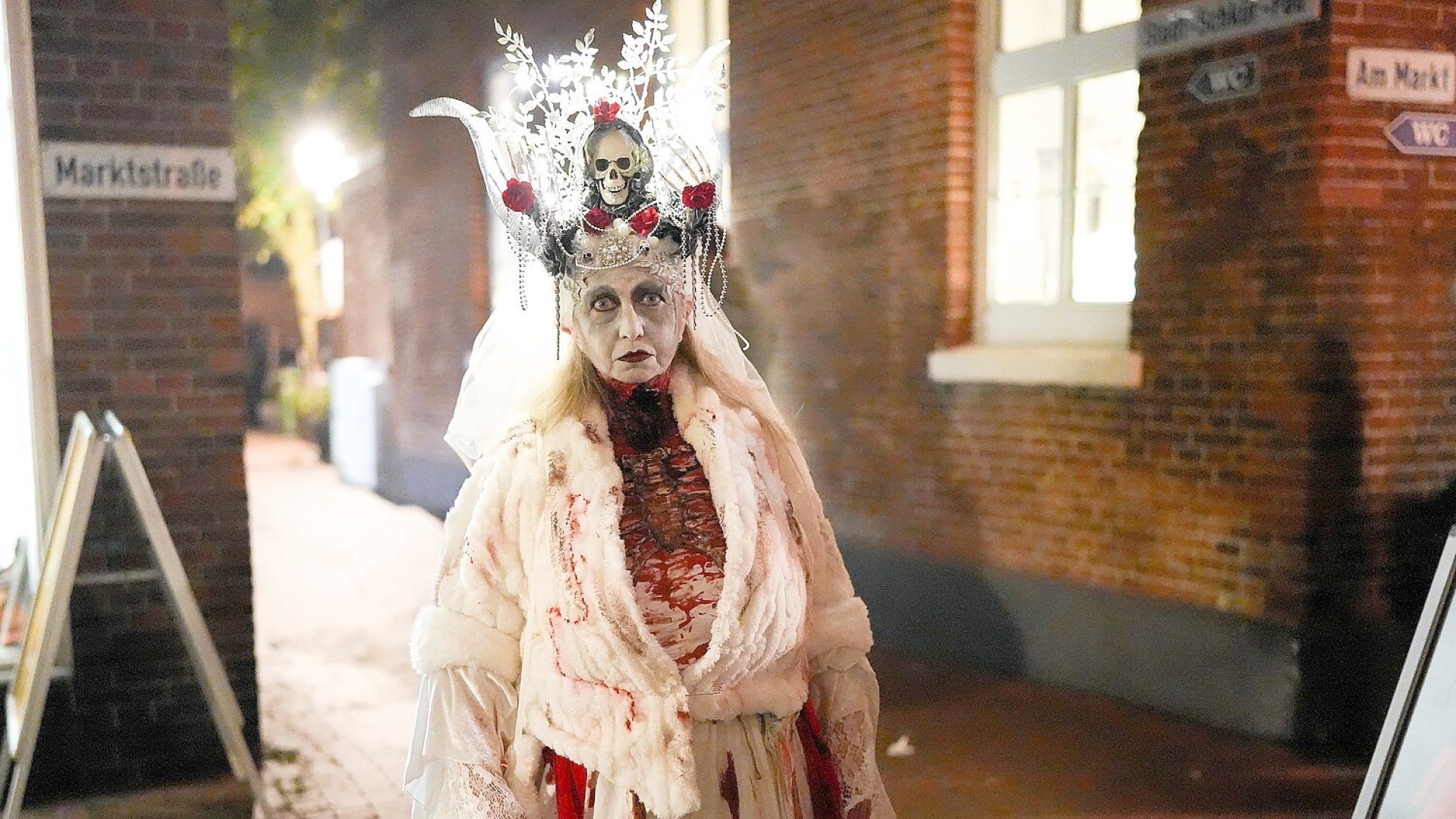 Halloween in Esens am 30. Oktober 2026: volle Innenstadt, gruselige Kostüme und lange Einkaufsnacht. - Bild 1
