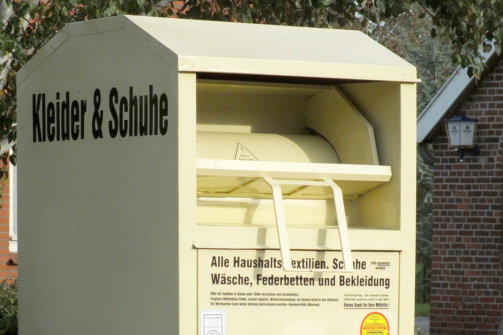 Altkleidercontainer sorgt für Ärger in Hollen - Bild 1