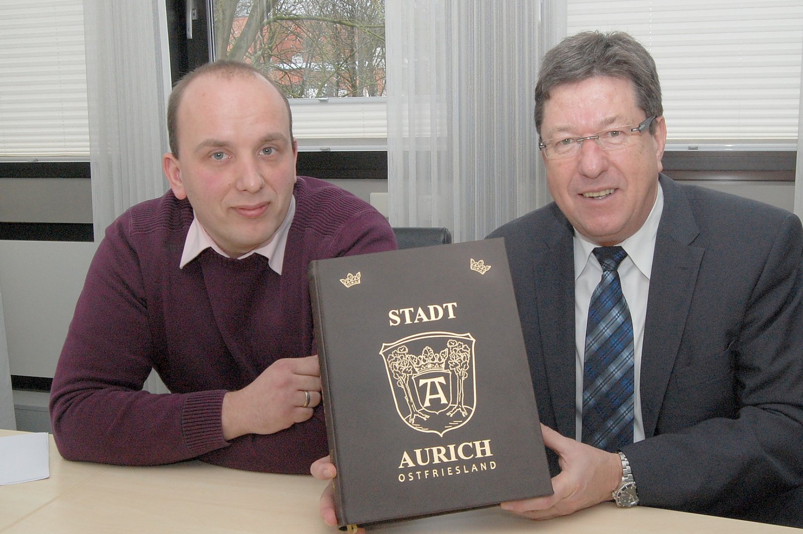 Das Goldene Buch der Stadt Aurich glänzt wieder - Bild 1