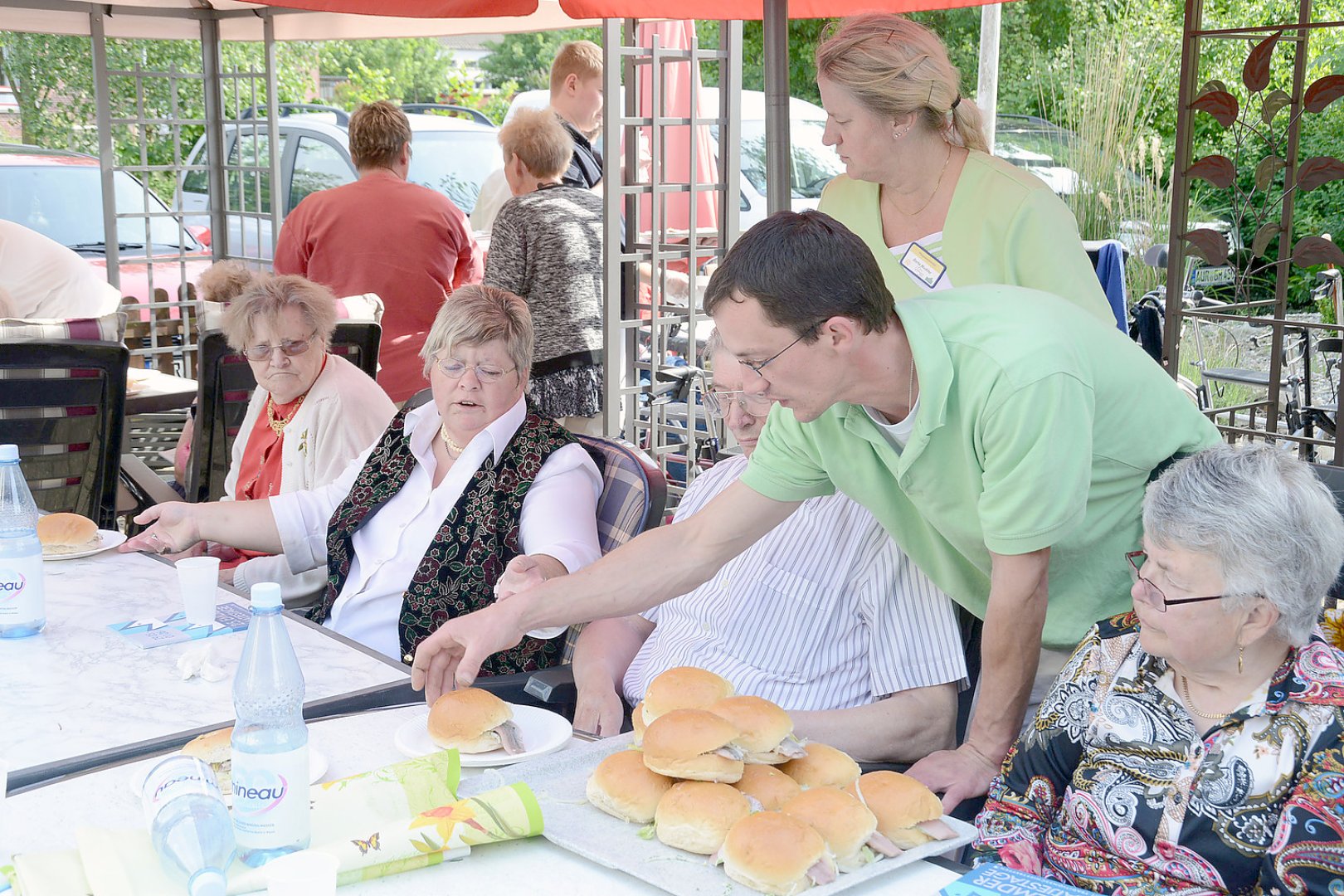 Matjes kam zum Awo-Wohnpark in Pewsum - Bild 1
