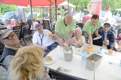 Matjes kam zum Awo-Wohnpark in Pewsum - Bild 2