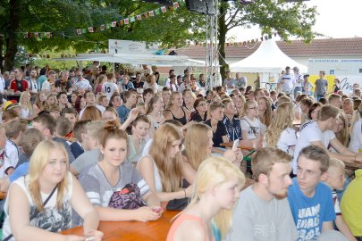 900 Zuschauer beim Public Viewing in Rhauderfehn - Bild 2