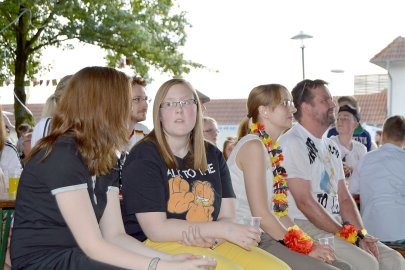 900 Zuschauer beim Public Viewing in Rhauderfehn - Bild 3