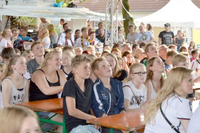 900 Zuschauer beim Public Viewing in Rhauderfehn - Bild 4