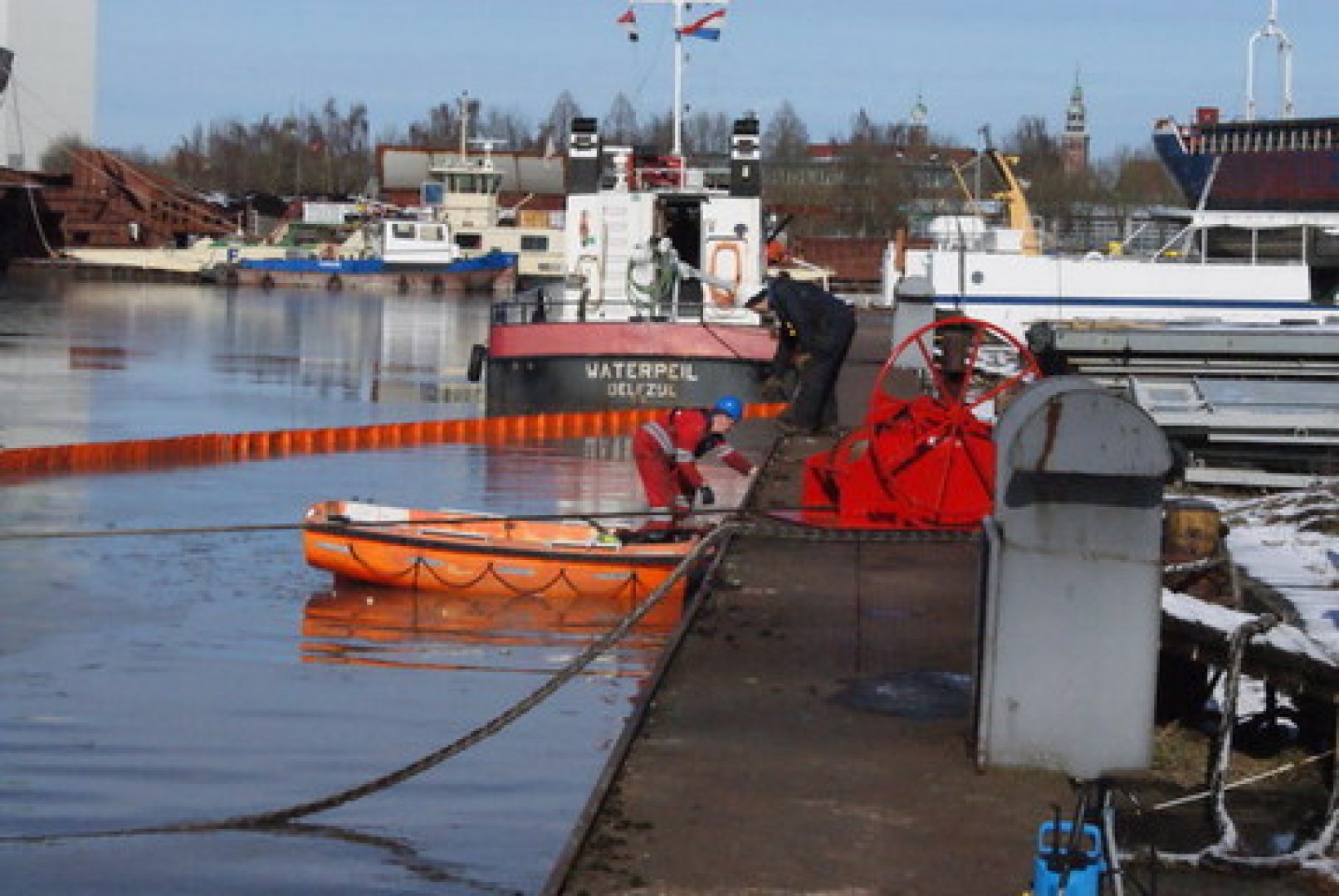 Schiff im Leeraner Hafen gehoben - Bild 1