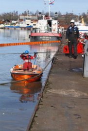 Schiff im Leeraner Hafen gehoben - Bild 2
