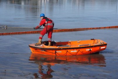 Schiff im Leeraner Hafen gehoben - Bild 3