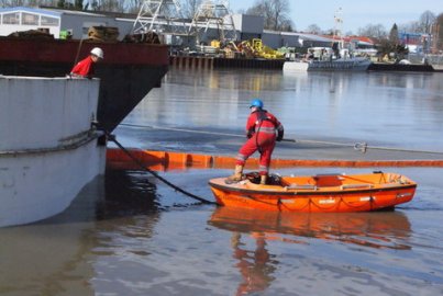 Schiff im Leeraner Hafen gehoben - Bild 4