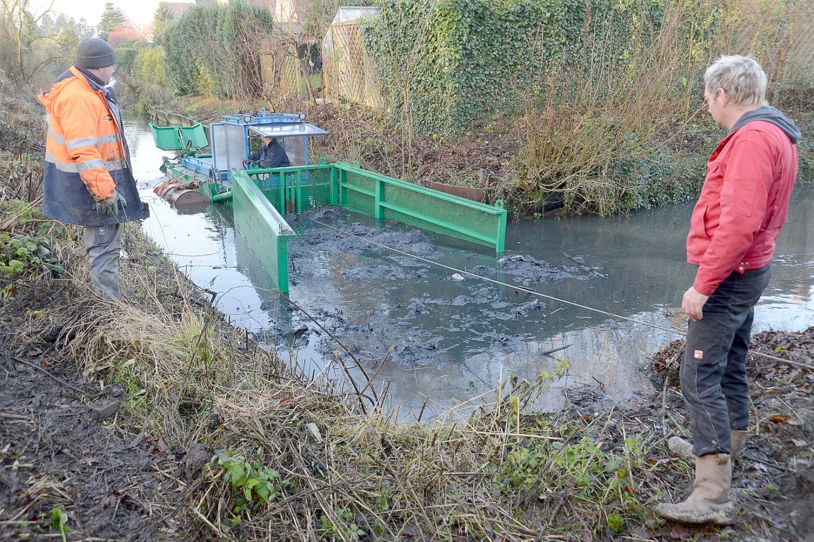Schloot mit Boot entschlammt - Bild 1