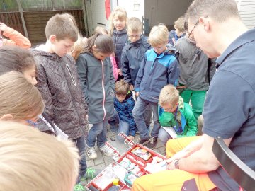 Drittklässler der Daalerschule zu Besuch beim DRK in Leer - Bild 3