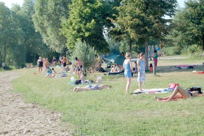 Viel Betrieb am Badesee Holtgaste - Bild 4