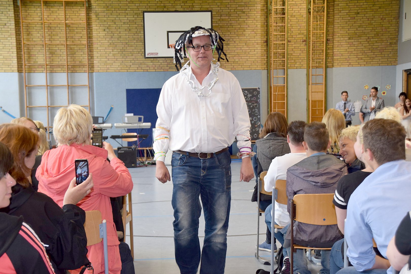 Leer: Abschlussfeier an der Gutenbergschule - Bild 1