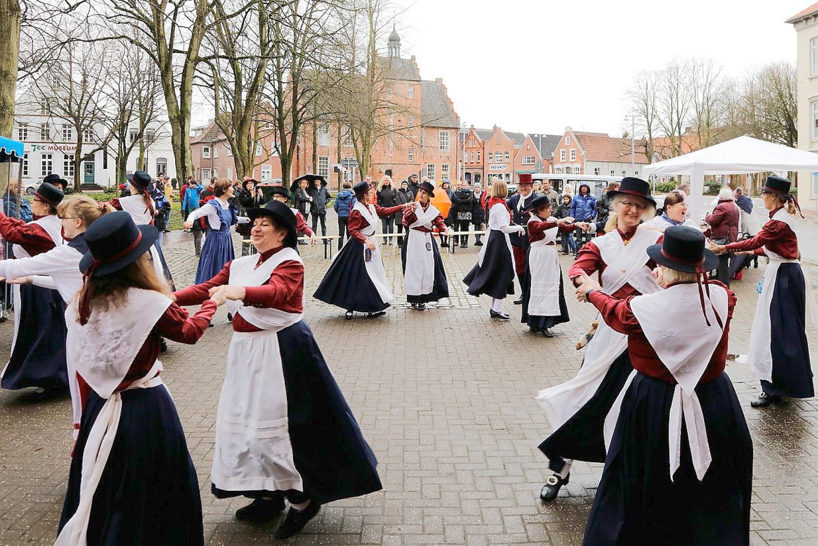 Ostertanz vor dem Glockenturm - Bild 1