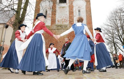 Ostertanz vor dem Glockenturm - Bild 2