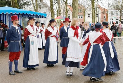 Ostertanz vor dem Glockenturm - Bild 4