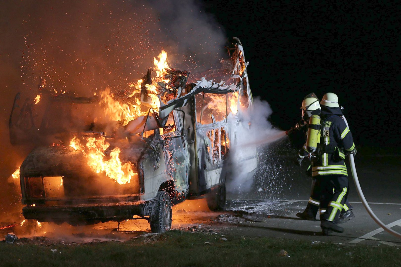 "Love-Mobil" ging in Flammen auf - Bild 1