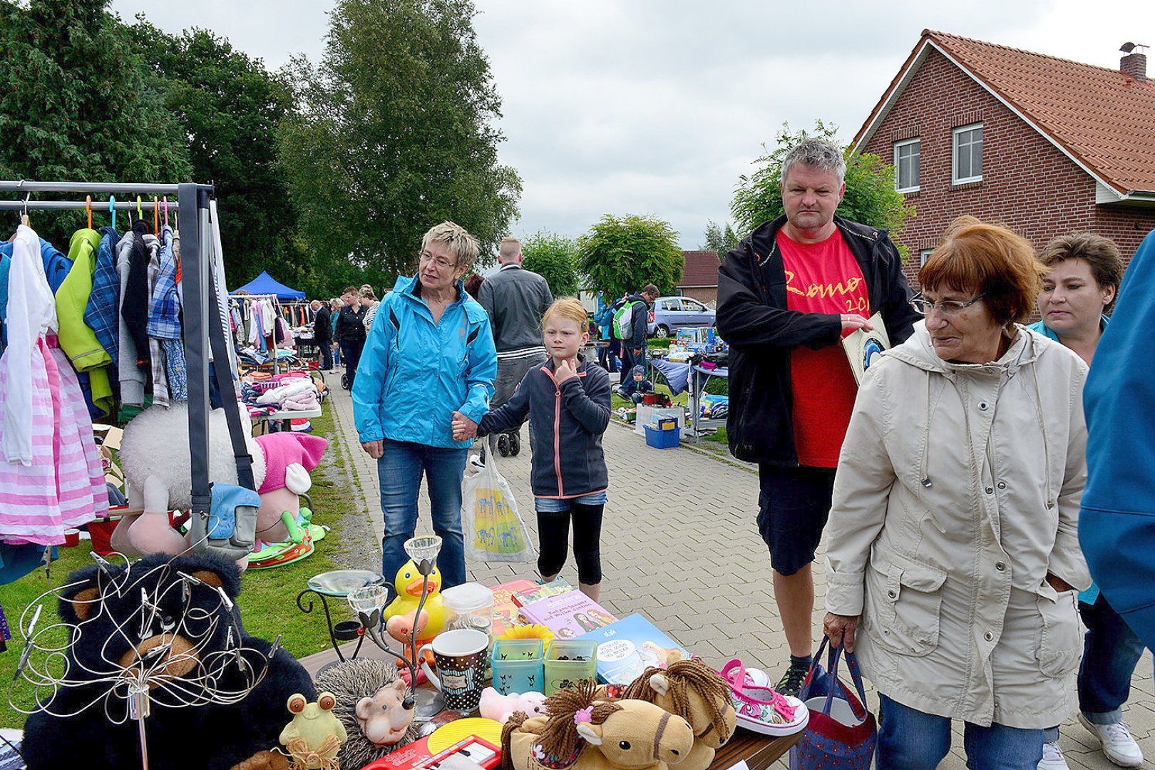 Großer Straßenflohmarkt in der Adlerstraße - Bild 1