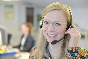 Melanie König nimmt zusammen mit ihrem Team die Anrufe der OZ-Kunden an. Bild: Ortgies