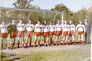 Anfang der 60er Jahre schaffte der SV Großefehn mit Trainer Hermann Aden (rechts) den Bezirksliga-Aufstieg.