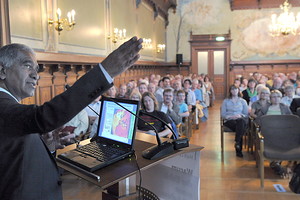 Der Klimaforscher Mojib Latif war Gast der Leserakademie, zu der die Ostfriesen-Zeitung in den Leeraner Ratsaal eingeladen hatte. Archivbild: Ortgies