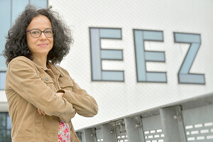 Marion Luppen steht vor dem Sinnbild des Auricher Größenwahns, dem EEZ. Bild: Ortgies