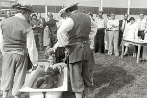 1978 verabschiedete sich die OZ vom Bleisatz und führte den Fotosatz ein. Das Ende des Gutenberg-Zeitalters. Ein letztes Mal wurde damals ein Drucker-Lehrling „gegautscht“, als er den Gesellenstand erreichte. Bild: Archiv