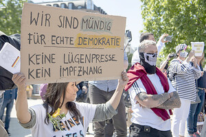 Gegen Corona-Maßnahmen und gegen die „Lügenpresse“: Demonstranten vor ein paar Wochen in Frankfurt. Bild: DPA