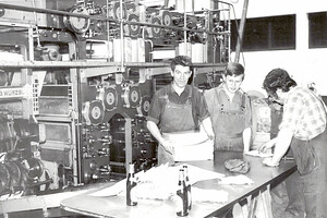 1973 zog die OZ von der Brunnenstraße in der Leeraner Altstadt ins neue, größere Verlagsgebäude in Logabirum. Mit umgezogen wurde die 17 Jahre alte Druckmaschine. Das Bier gehörte damals tatsächlich noch zur Arbeit dazu. Bild: Archiv