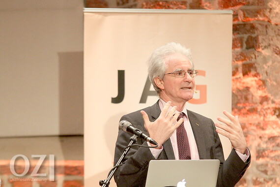 Wissenschaftler mit Leidenschaft: Dr. Paolo Ferri untermalte seinen Vortrag in der Johannes-a-Lasco-Bilbliothek gestenreich. Bild: Päschel