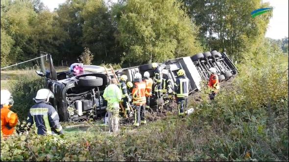Sattelzug von A 28 abgekommen