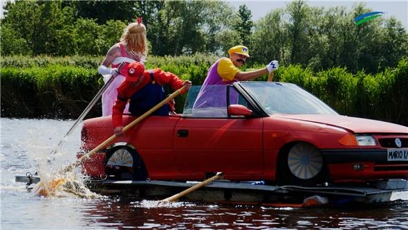 Klatschnass, aber happy: Das war das Badewannenrennen in Pogum