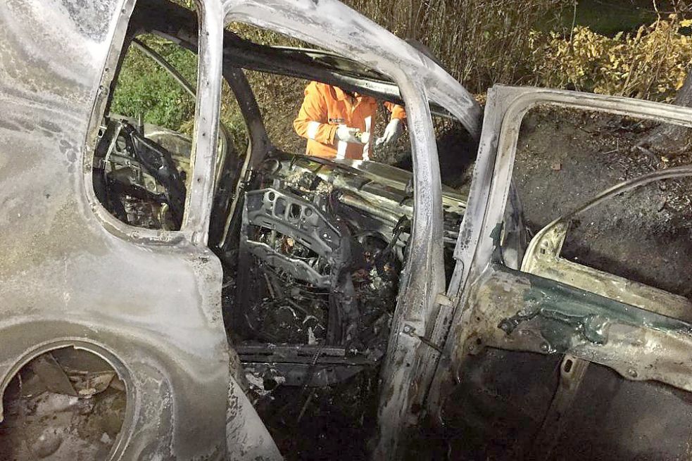 Das Auto war gegen eine Wallhecke geprallt.