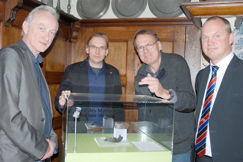 Stellten die neusten Erkenntnisse zu den Funden vor (von links): der Direktor der Ostfriesischen Landschaft, Dr. Rolf Bärenfänger, Archäologe Dr. Jan Kegler, Finder Christian Groger und Baltrums Bürgermeister Berthold Tuitjer.