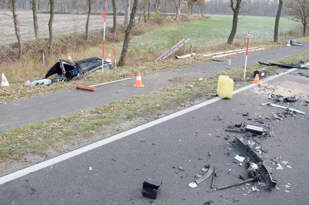 Der Unfall hinterließ ein Trümmerfeld. Ein Fahrzeug landete im Graben.