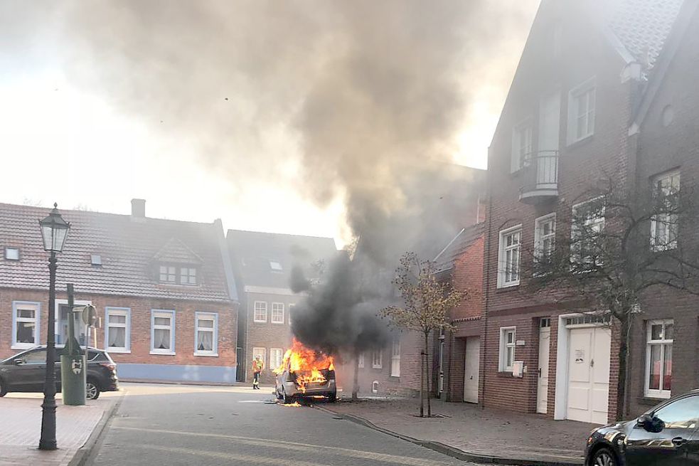 Dunkle Rauchschwaden stiegen auf. Bild: Feuerwehr
