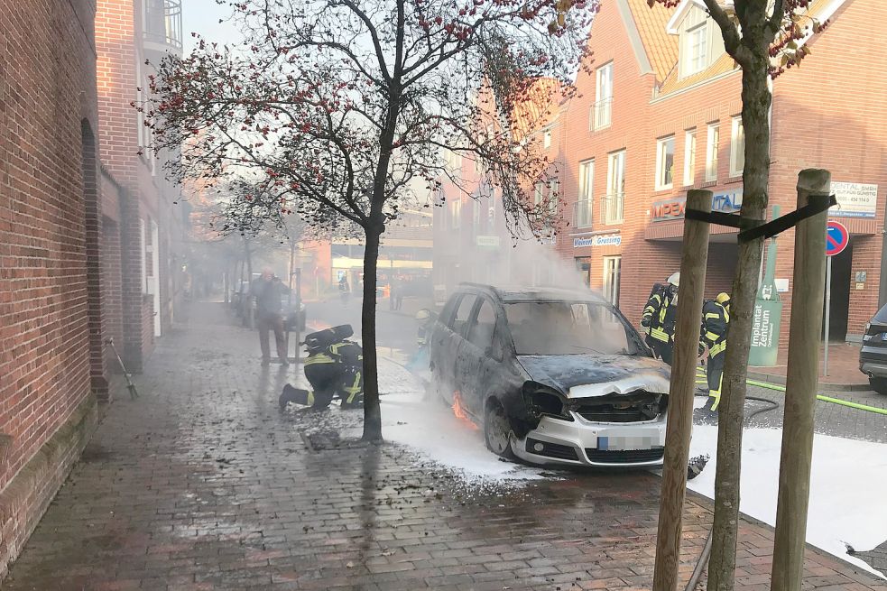 Auch ein Baum wurde in Mitleidenschaft gezogen. Bild: Feuerwehr