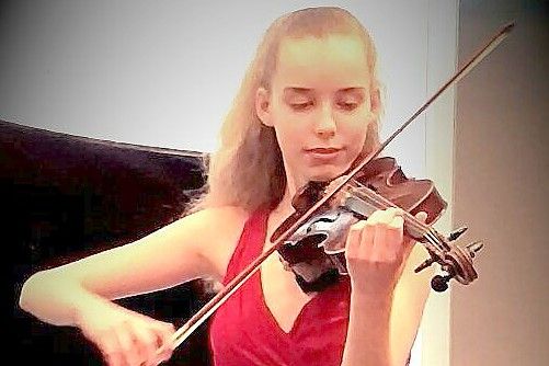 Elena Meyer wird auf der Geige zu hören sein. Bild: Petersen-Meyer/Gemeinde
