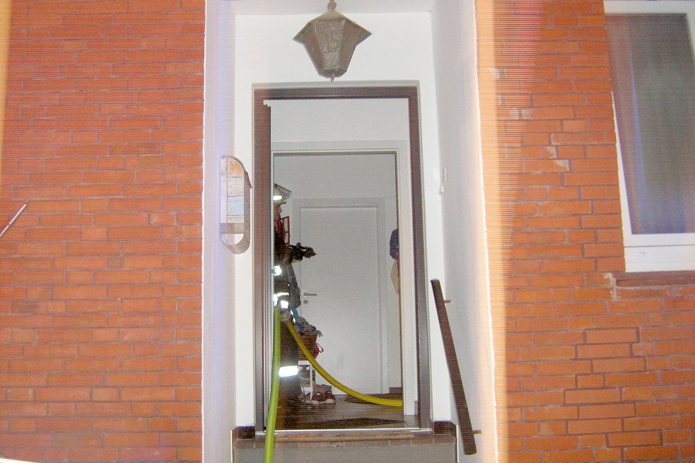 Über die Eingangstür verschafften sich die Einsatzkräfte Zugang zum Gebäude.