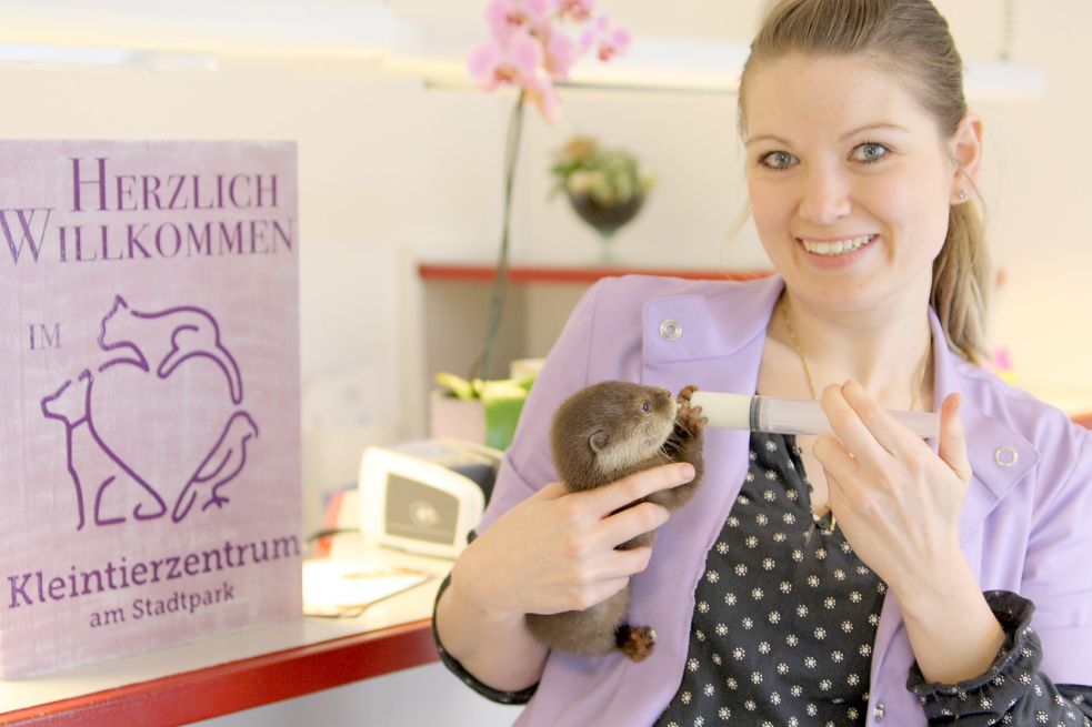 Tierärztin Claudia Wiese kümmert sich um Pikachu.