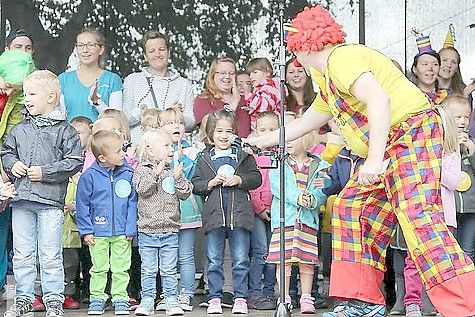 Bei der Eröffnung des Kindersommerfestes im vergangenen Jahr sangen die Kleinen auf der Bühne gemeinsame Lieder. Archivbild: Kiefer