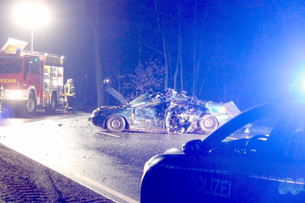 Das Auto wurde bei dem Unfall stark beschädigt. Foto: Feuerwehr