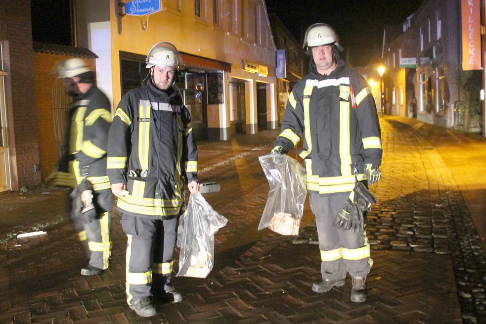 Kräfte der Feuerwehr sammelten das Geld in Weener auf. Bild: Feuerwehr