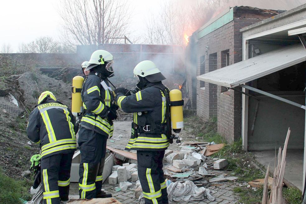 Unter Atemschutz gingen die Feuerwehrleute gegen die Flammen vor. Bild: Feuerwehr