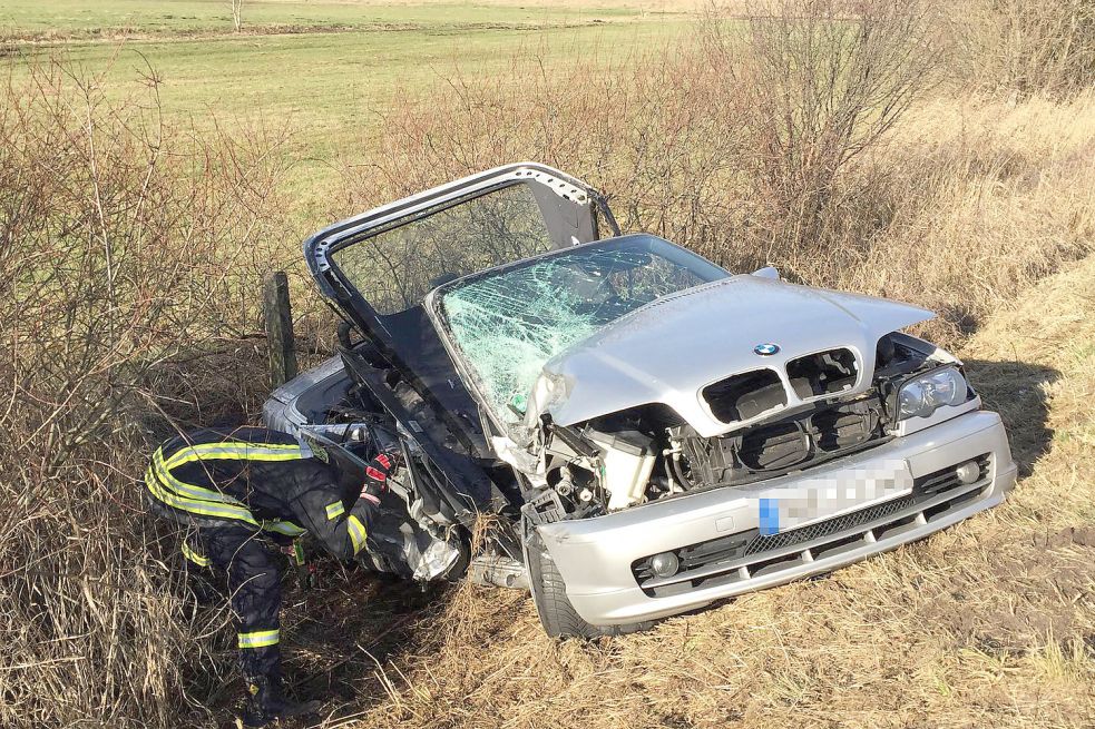 Ein Wagen wurde in einen Graben geschleudert. Bild: Fiks