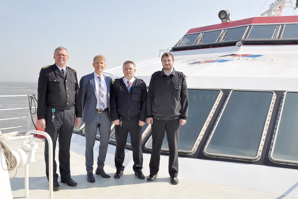 Das Bild zeigt den Kapitän Tjark Beckmann (von links), Dr. Bernhard Brons (Vorstand AG Ems) und die Nautiker Tino Schuhknecht und Jann Burmeister.