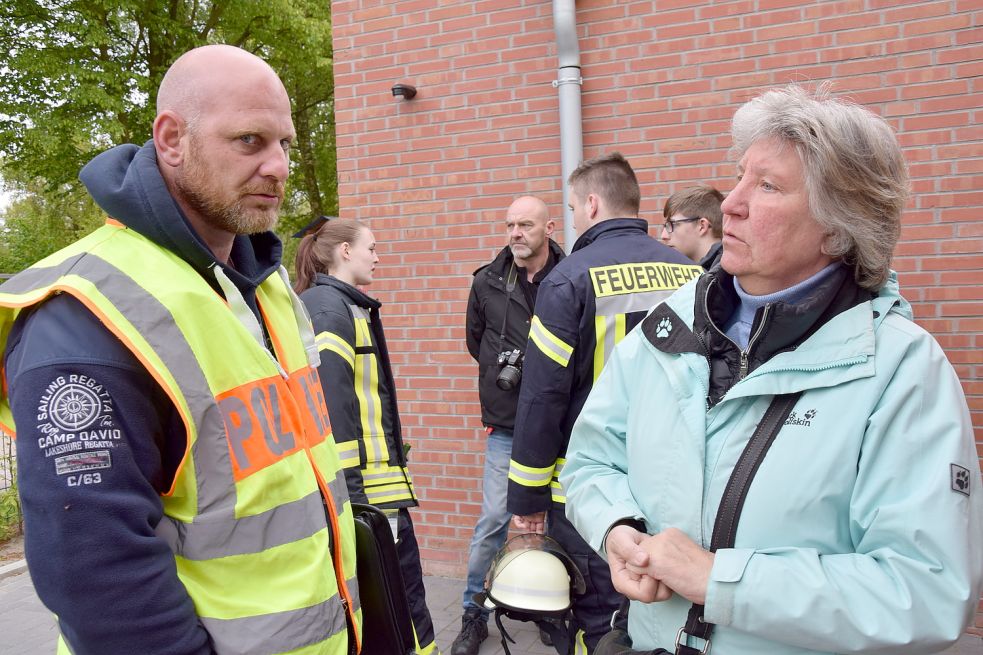 Frank von Osten, Polizei Leer, und Kindertagesstättenleiterin Irene Päthe besprechen die Lage. Bild: Zuidema