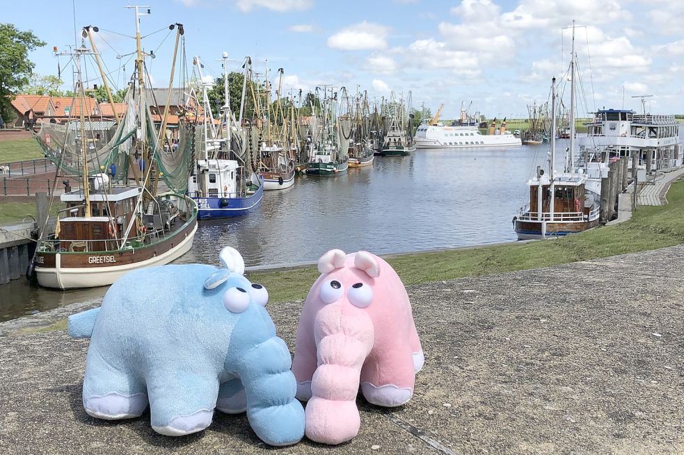 Die Touristik-GmbH Krummhörn-Greetsiel hat symbolisch Ottifanten in den Greetsieler Hafen gestellt: Sie sollen zeigen, dass eine Verbindung vom Comedian zur Krummhörn besteht. Bild: Privat