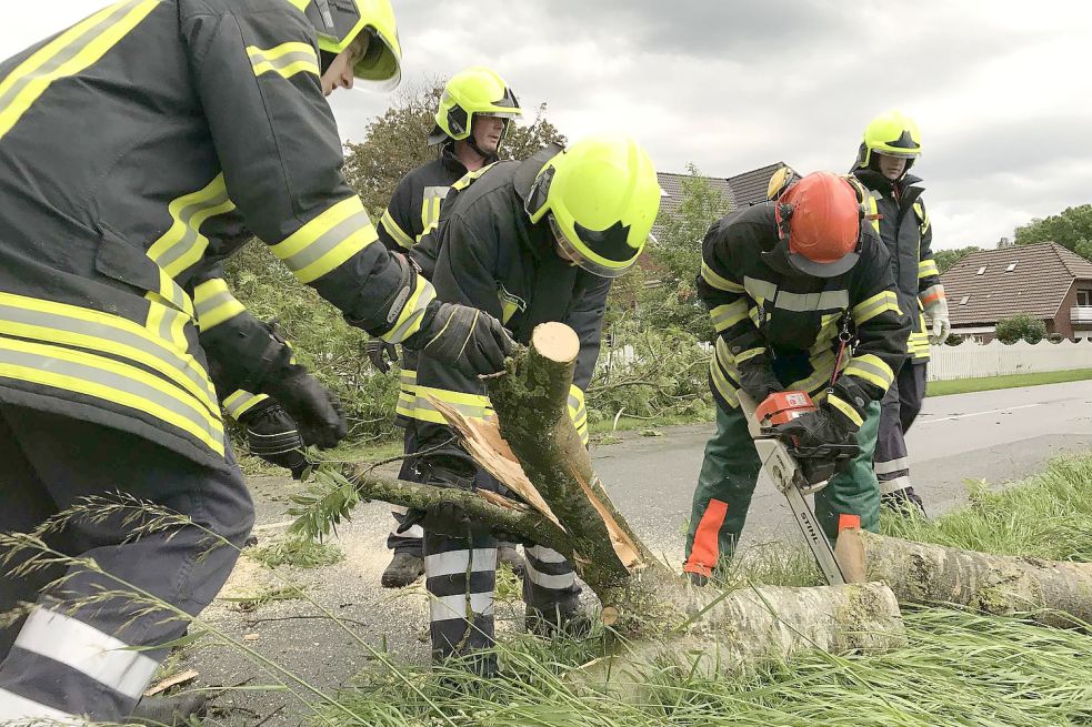 Bei den Aufräumarbeiten kam in Ostfriesland öfter die Motorsäge zum Einsatz. Bild: Feuerwehr