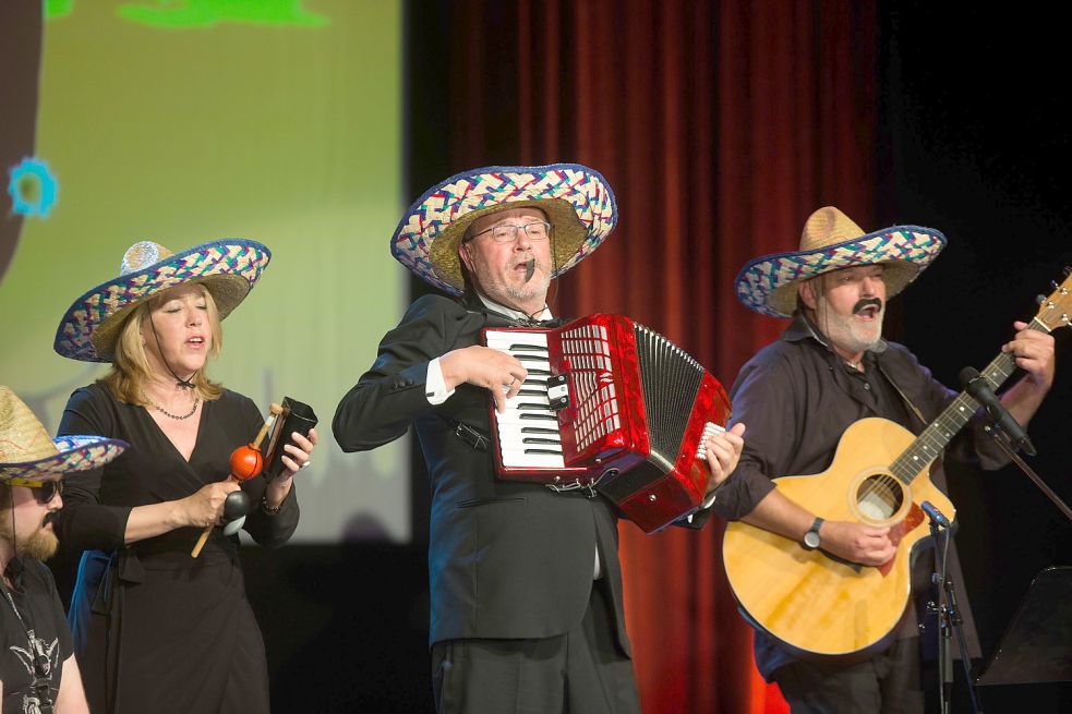 Mit einer Musikeinlage feierte das Team des Festivals zur Melodie von „Guantanamera“ Geburtstag. Bei der Hitze auf der Bühne hielten die Anklebe-Schnurrbärte kaum.